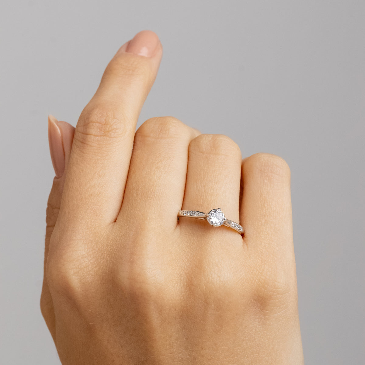 Anel Solitário Arielle Ouro Branco 18K