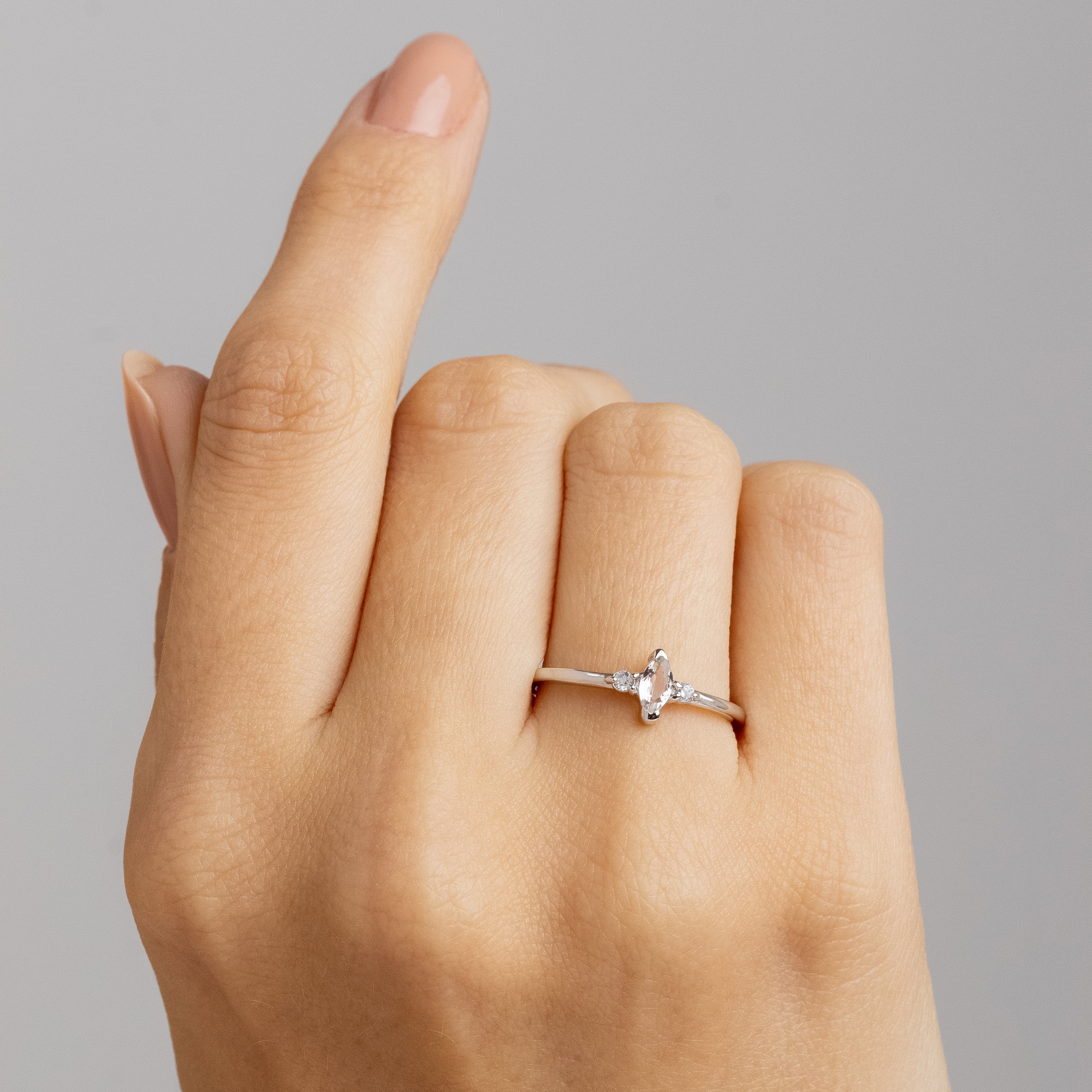 Anel Solitário Áurea Slim Ouro Branco 18K