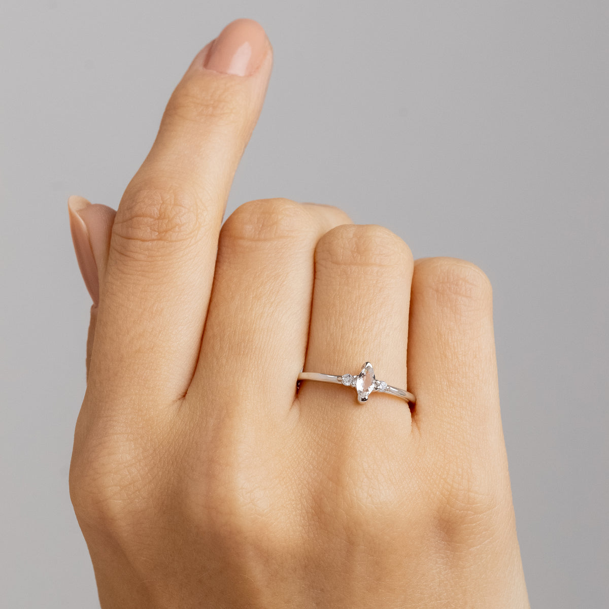 Anel Solitário Áurea Slim Ouro Branco 18K