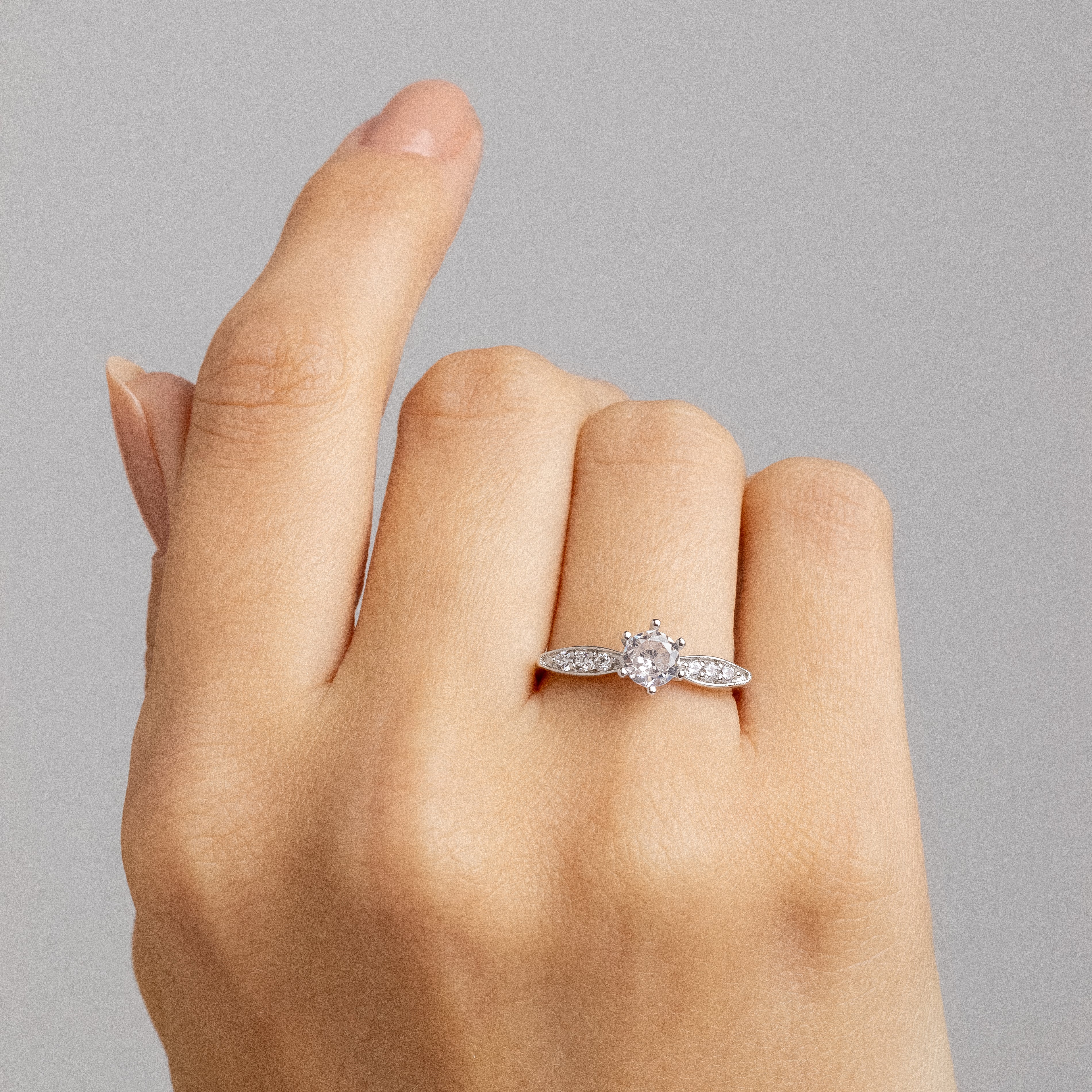 Anel Solitário Delicate Plus Ouro Branco 18K