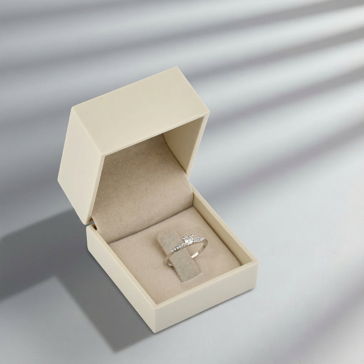 Anel Solitário Delicate Ouro Branco 18K