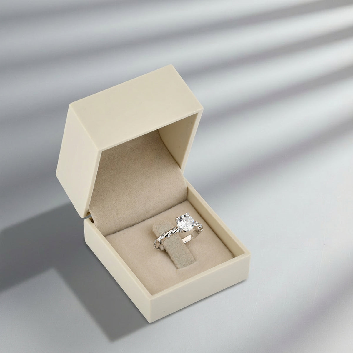 Anel Solitário Evangeline Ouro Branco 18K